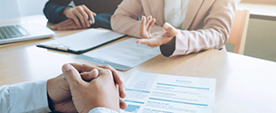 Mains sur une table avec document